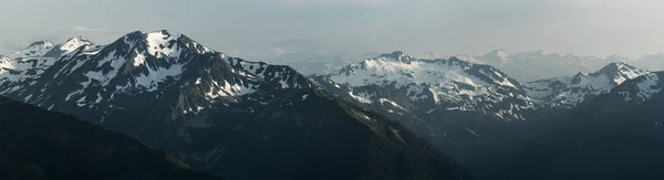 Вершины снежных гор. Большой Кавказский хребет . — стоковое фото