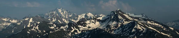 Κορυφές βουνών χιονιού. Καύκασος. — Φωτογραφία Αρχείου