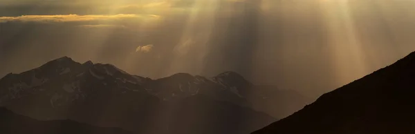 Größere kaukasische Gebirgskette in den Strahlen der Abendsonne. — Stockfoto