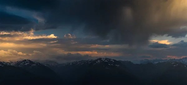 Sonnenuntergang hoch im Berg. Kaukasusgebirge. — Stockfoto