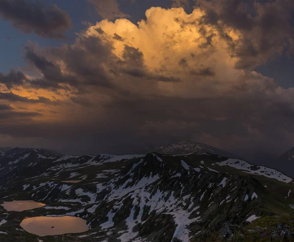 Puesta de sol en la montaña. Dramático cielo nublado . — Foto de Stock