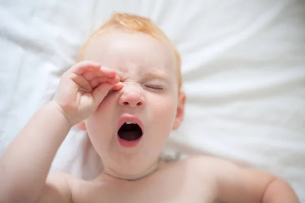 Newborn baby yawns — Stock Photo, Image