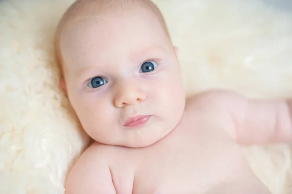 Criança com grandes olhos azuis — Fotografia de Stock