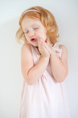 Şarkı söyleyen Kızıl saçlı kız