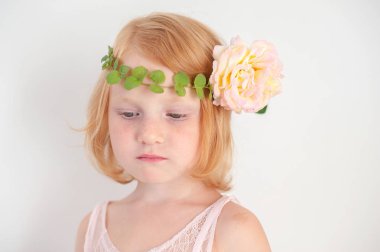 Kızıl saçlı kız üzgün