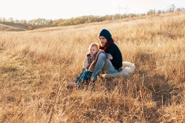 父と娘草原の上 — ストック写真