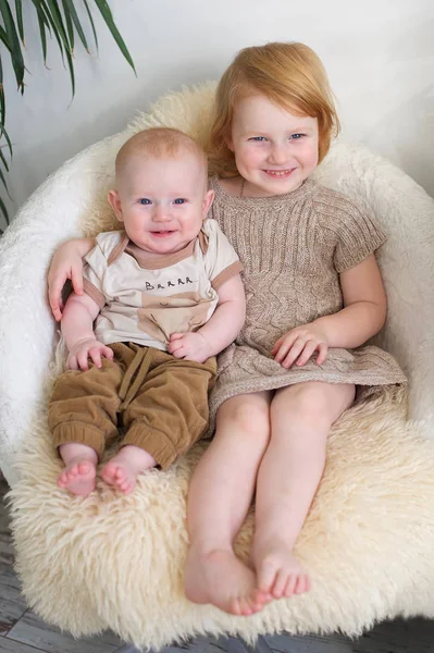 Två vackra rödhåriga barn — Stockfoto
