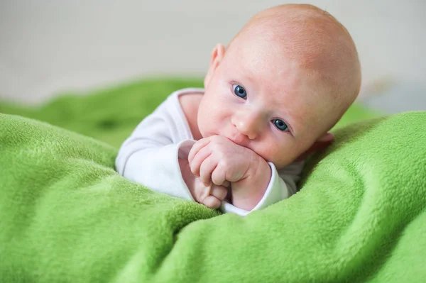 Глубокая ложь новорожденного ребенка — стоковое фото