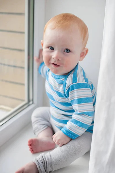 Kızıl saçlı bebek