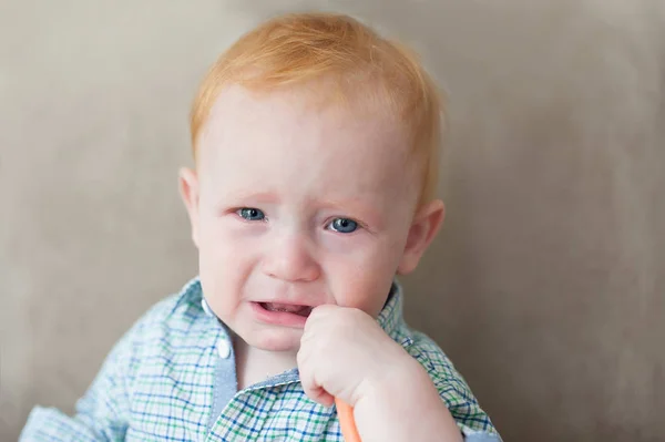 Triste ragazzo rosso — Foto Stock