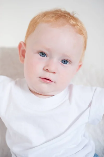 Mignon rousse aux yeux bleus garçon — Photo