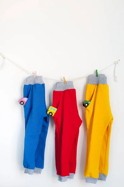 Pantaloni per bambini appesi — Foto Stock
