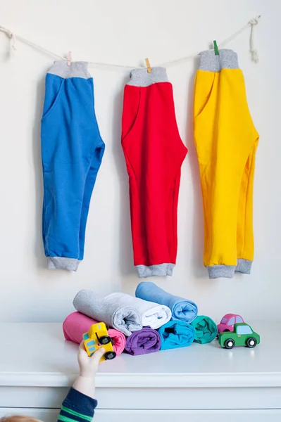 Vestiti di base per bambini colorati — Foto Stock