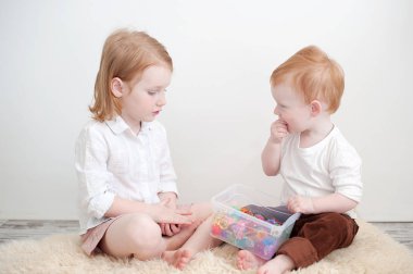 Kızıl saçlı kız ve erkek kardeşim oyun