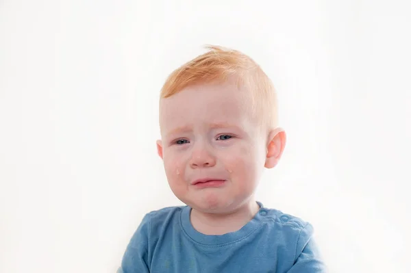 Ображена і засмучена дитина плаче — стокове фото