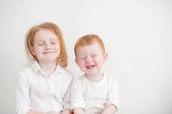 Lachende gelukkig roodharige broer en zus — Stockfoto