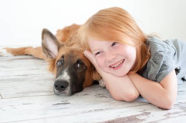 Kızıl saçlı köpek yavrusu ve Kızıl saçlı kız