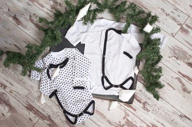 Birkaç siyah beyaz çocuk giyim