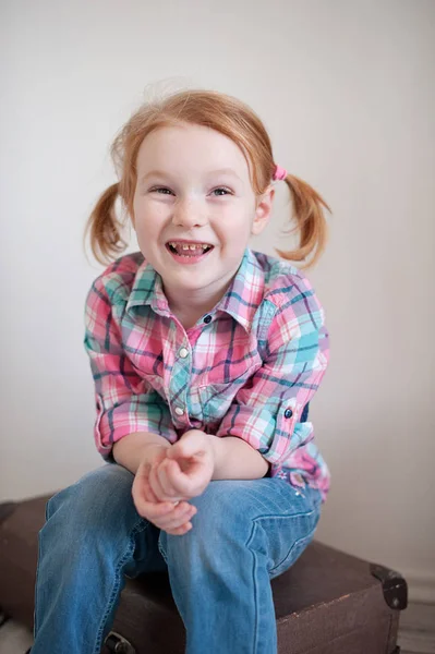 Vörös hajú lány a fogszuvasodás — Stock Fotó