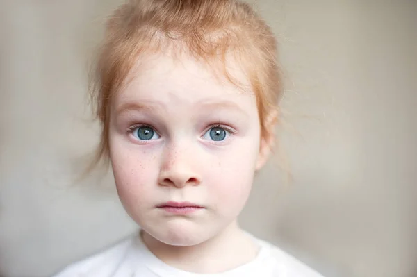 Menina de cabelos vermelhos com uma expressão surpresa — Fotografia de Stock