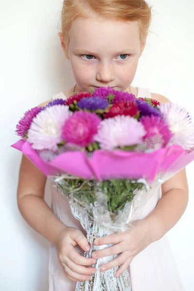 Ragazza con un bouquet in mano — Foto Stock