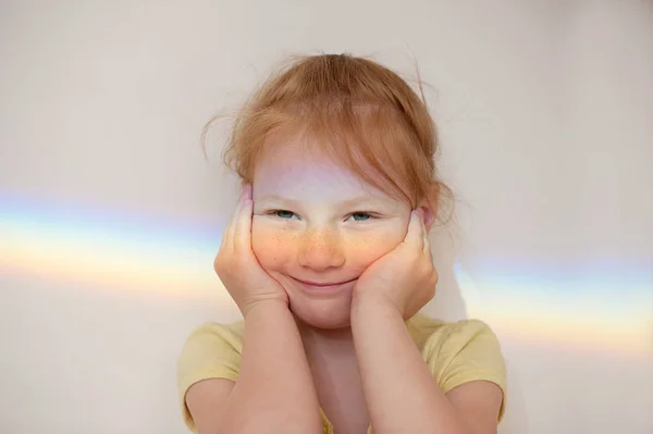 Roodharige meisje met een regenboog — Stockfoto