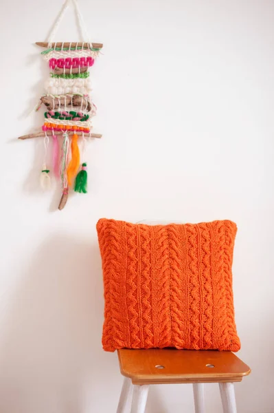 橙色钩编枕 — 图库照片