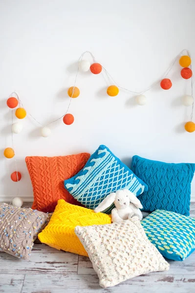 明亮多彩多姿的编织的坐垫 — 图库照片