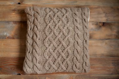 Bir arka plan üzerinde örgü yastık