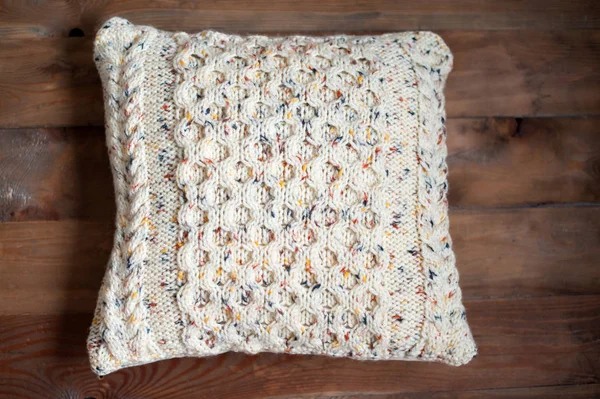 Cuscino lavorato a maglia su uno sfondo — Foto Stock