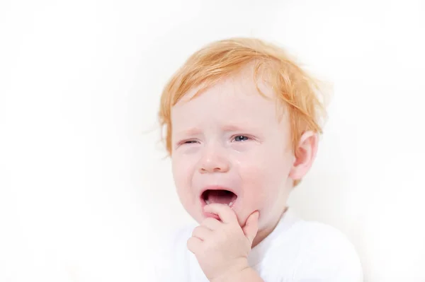 Un chico pelirrojo está llorando. — Foto de Stock