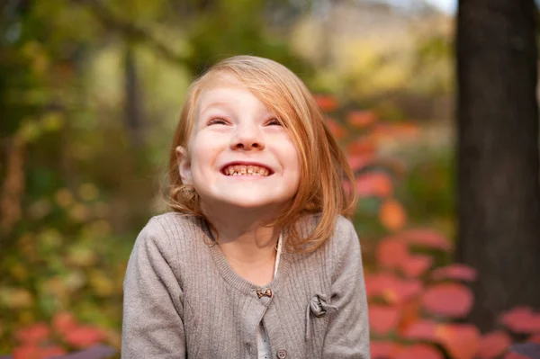 Red-haired girl in the forest — Stock Photo, Image