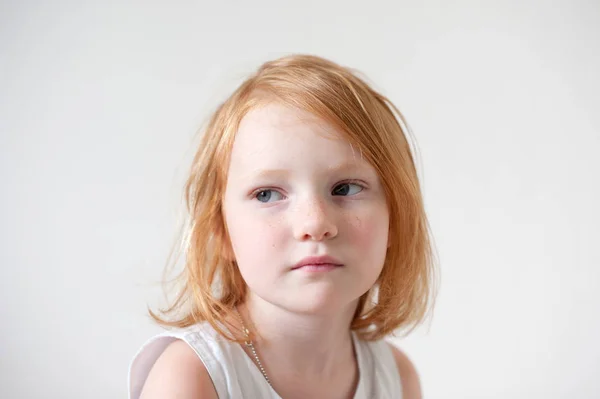 Portret van een schattig roodharige meisje — Stockfoto