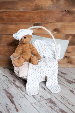 Eski kurulları arka plan üzerinde yeni doğan için giyim