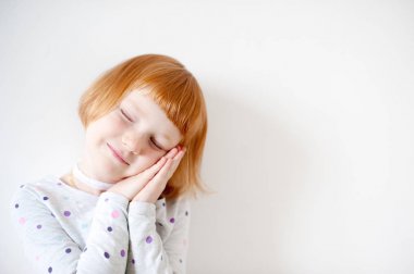 Kızıl saçlı kız uyuyor numarası