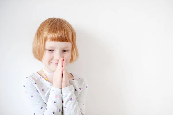 Ragazza Dai Capelli Rossi Sorridente Sfondo Bianco — Foto Stock