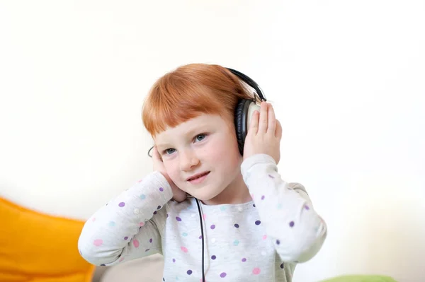 Fille Rousse Écoutant Musique Sur Casque — Photo