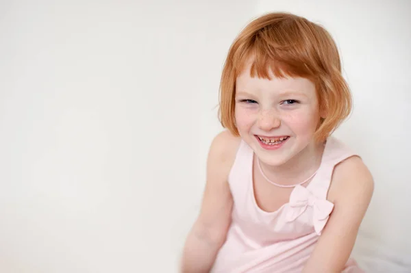 一个红发微笑的女孩与龋齿 Copyspace 的肖像 — 图库照片