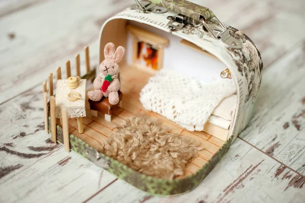 Dollhouse Ile Bir Tavşan Bir Iskemle — Stok fotoğraf