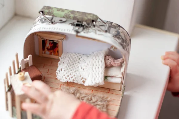 Das Kind Spielt Mit Einem Puppenhaus — Stockfoto