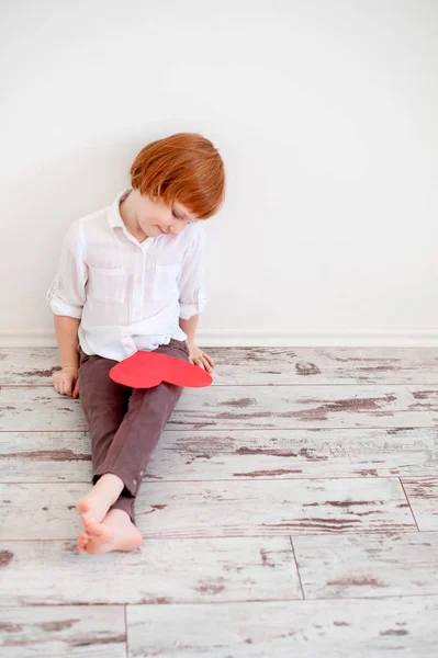 Ragazza Sfondo Bianco Con Una Carta San Valentino — Foto Stock