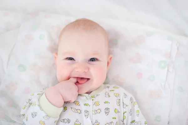 Engraçado Bebê Segura Dedo Sua Boca Sorri — Fotografia de Stock