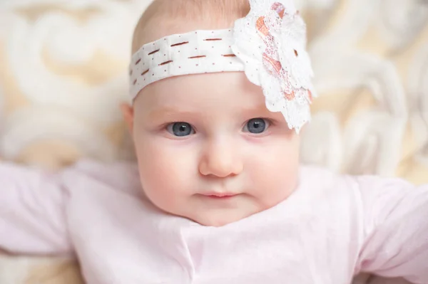 Baby Flicka Rosa Blus Och Spetsar Bandage Huvudet — Stockfoto