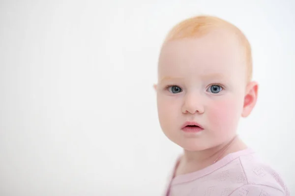 Bébé Fille Dans Corps Rose Regarde Caméra Sur Fond Blanc — Photo