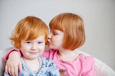 Ve Kızıl saçlı erkek kardeşim bir sır paylaşmak