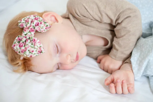 Bambina Sta Dormendo Con Fiocco Sulla Testa — Foto Stock