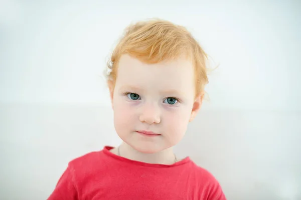 Niño Con Una Camiseta Roja Sobre Fondo Blanco — Foto de Stock