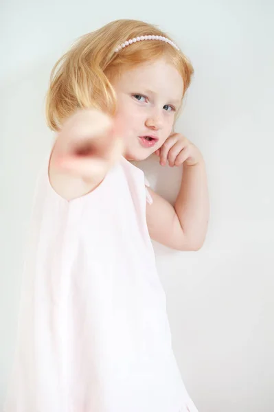 Een Meisje Een Roze Jurk Wijst Een Vinger — Stockfoto