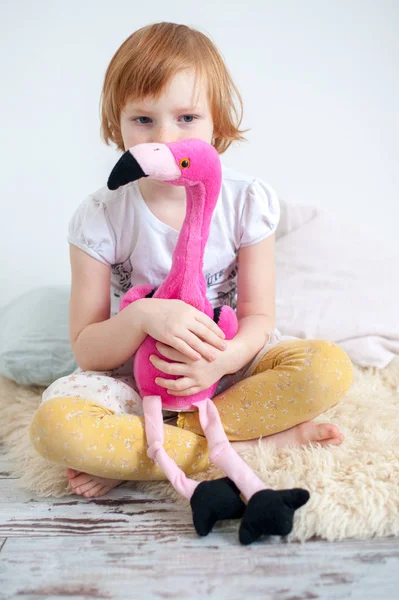 Vöröshajú Lány Játszik Egy Plüss Játék Flamingo Átölelve — Stock Fotó