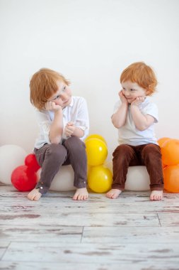 Kardeş birbirlerine bakıyorlar